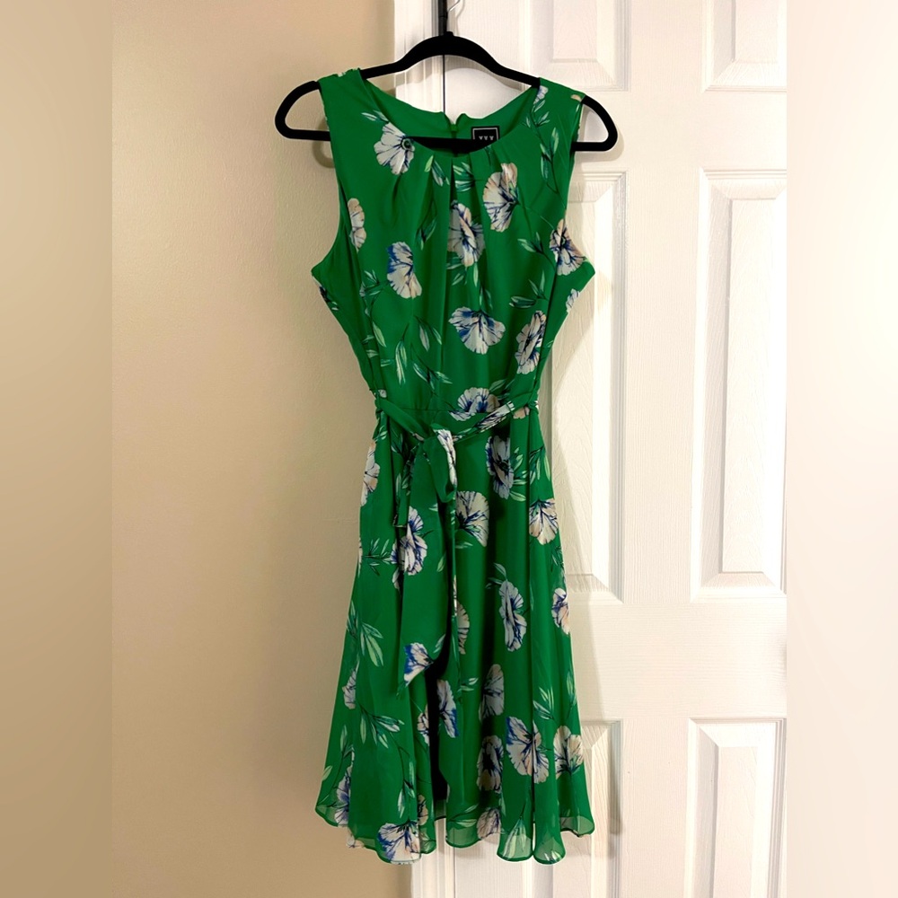 JH JCPenney NWOT size 16P. Green floral dress.